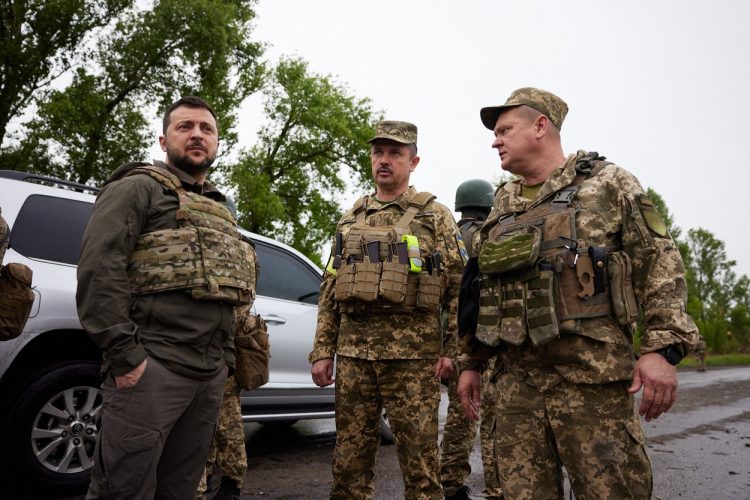 Zelenski obiskal vojake v Harkovu