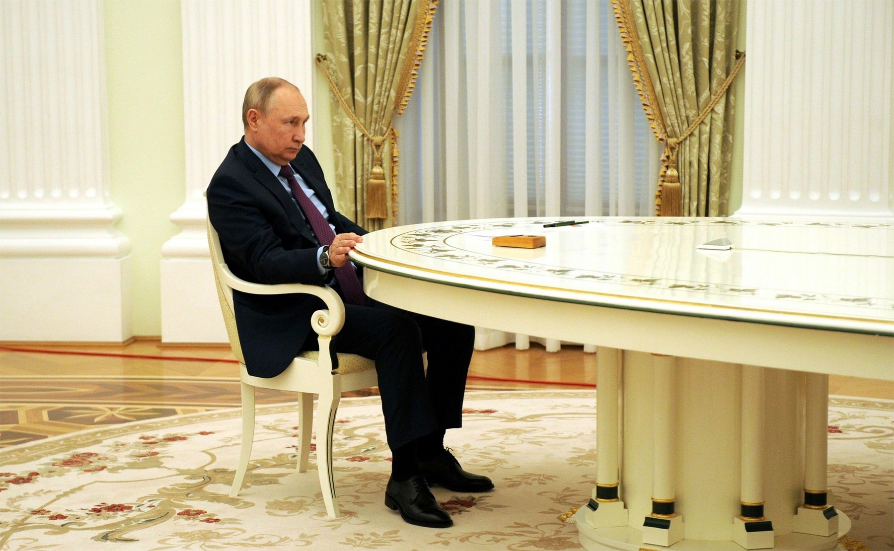 Putin za veliko mizo
