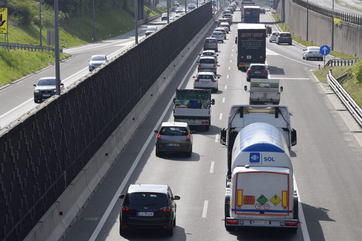 Zaradi nesreče zaprt del gorenjske avtoceste, nastaja zastoj