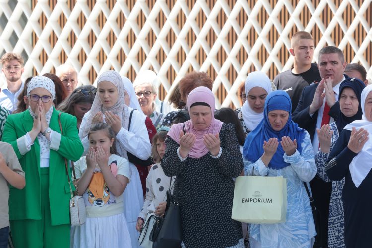 Spomin na Srebrenico