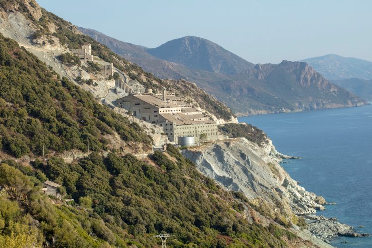 Opuščen kamnolom azbesta na Korziki