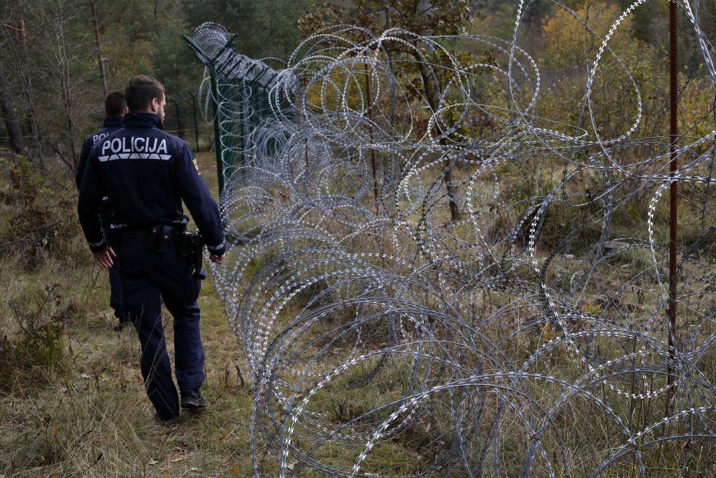 Policisti na meji iščejo begunce