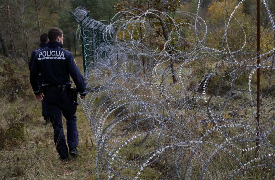 Policisti na meji iščejo begunce