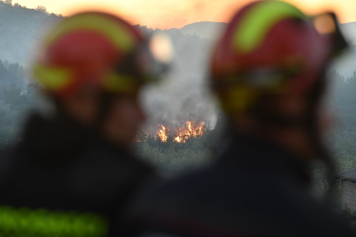 Pri Splitu izbruhnil požar, zaradi vetra se hitro širi