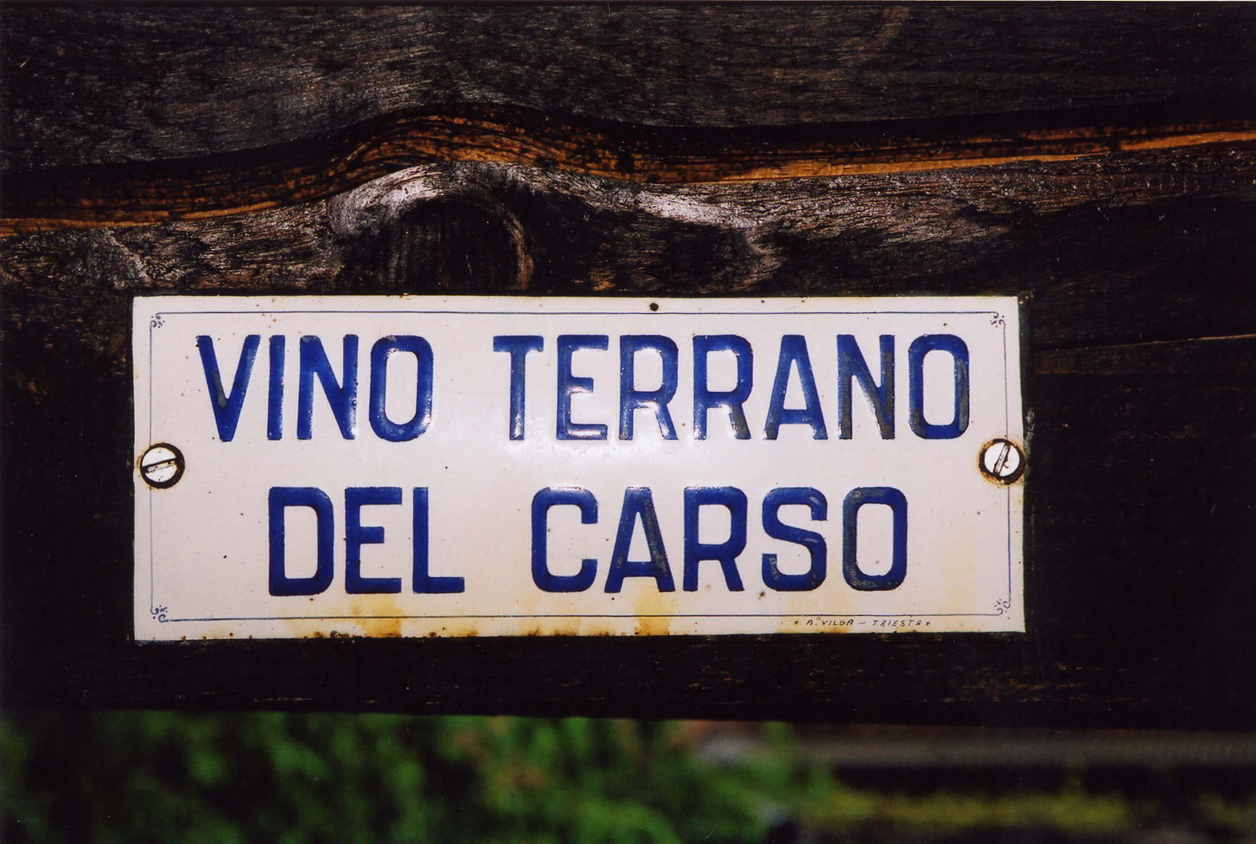 Tablica za promocijo vina teran v nekdanji gostilni v Gabrovici