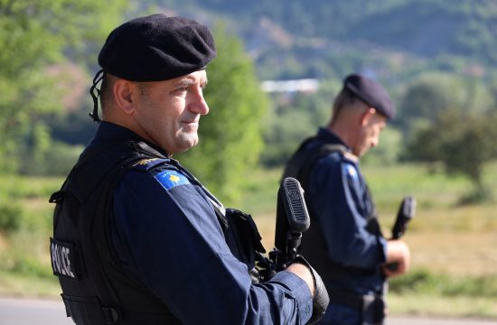 Kosovo, barikade, policija, nadzor