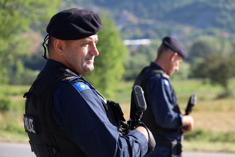 Kosovo, barikade, policija, nadzor