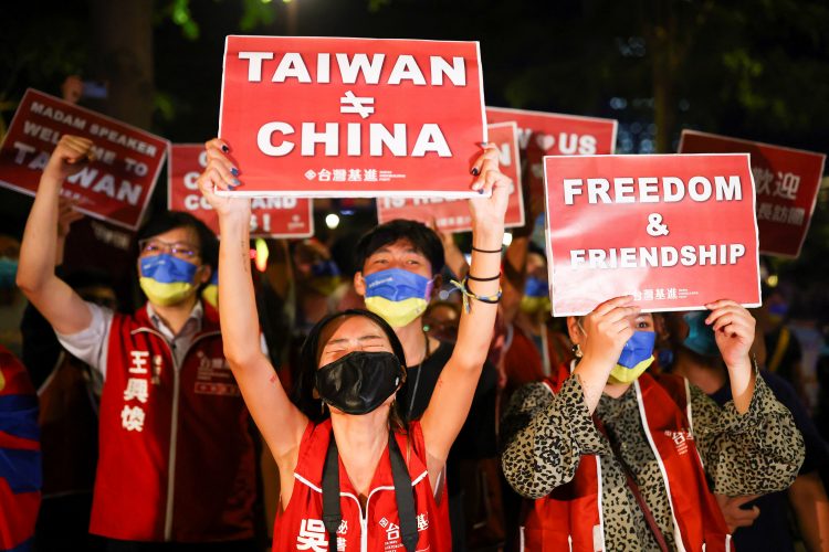 Američanka Nancy Pelosi na obisku na Tajvanu, protestniki