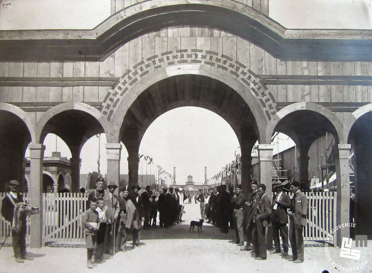 Vhod na novo zgrajeni stadion v Bežigradu leta 1922