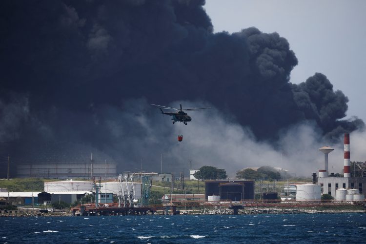 Požar v skladišču nafte na Kubi