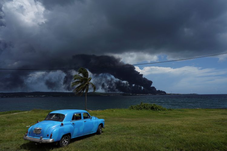 Požar v skladišču nafte na Kubi