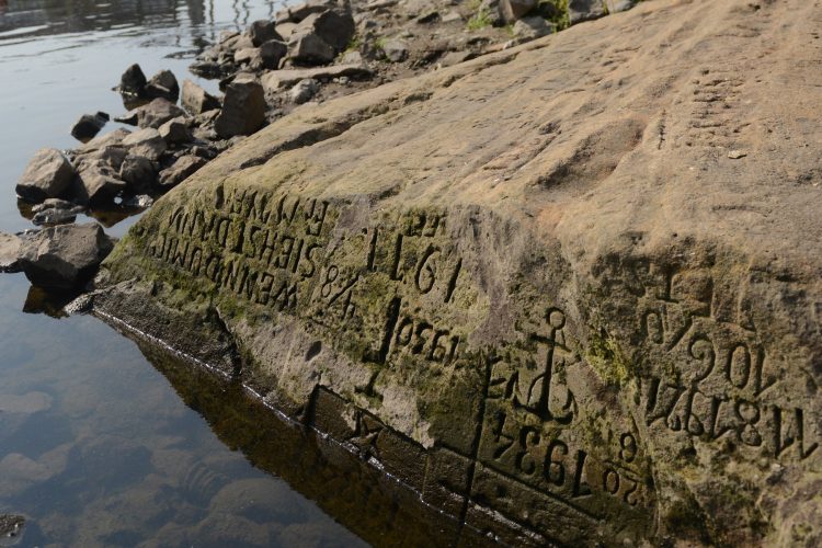 Napisi na kamnih v reki Labi