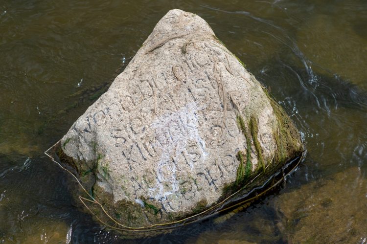Napisi na kamnih v reki Labi