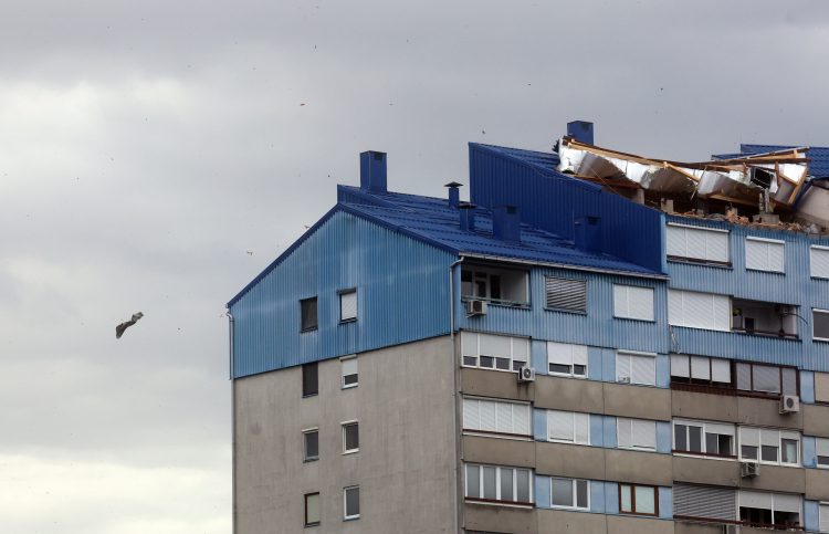 Veter odpihnil streho v Ljubljani