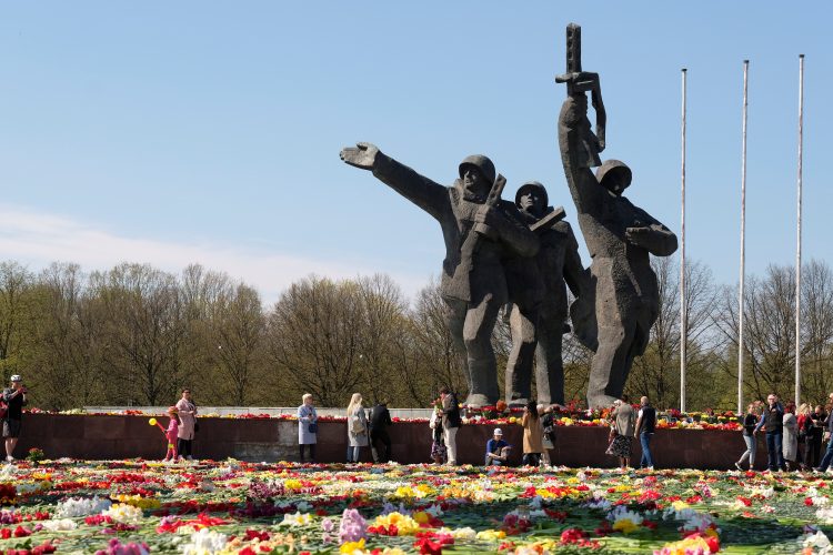 rušenje sovjetskega spomenika, latvija, riga