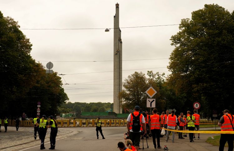 rušenje sovjetskega spomenika, latvija, riga