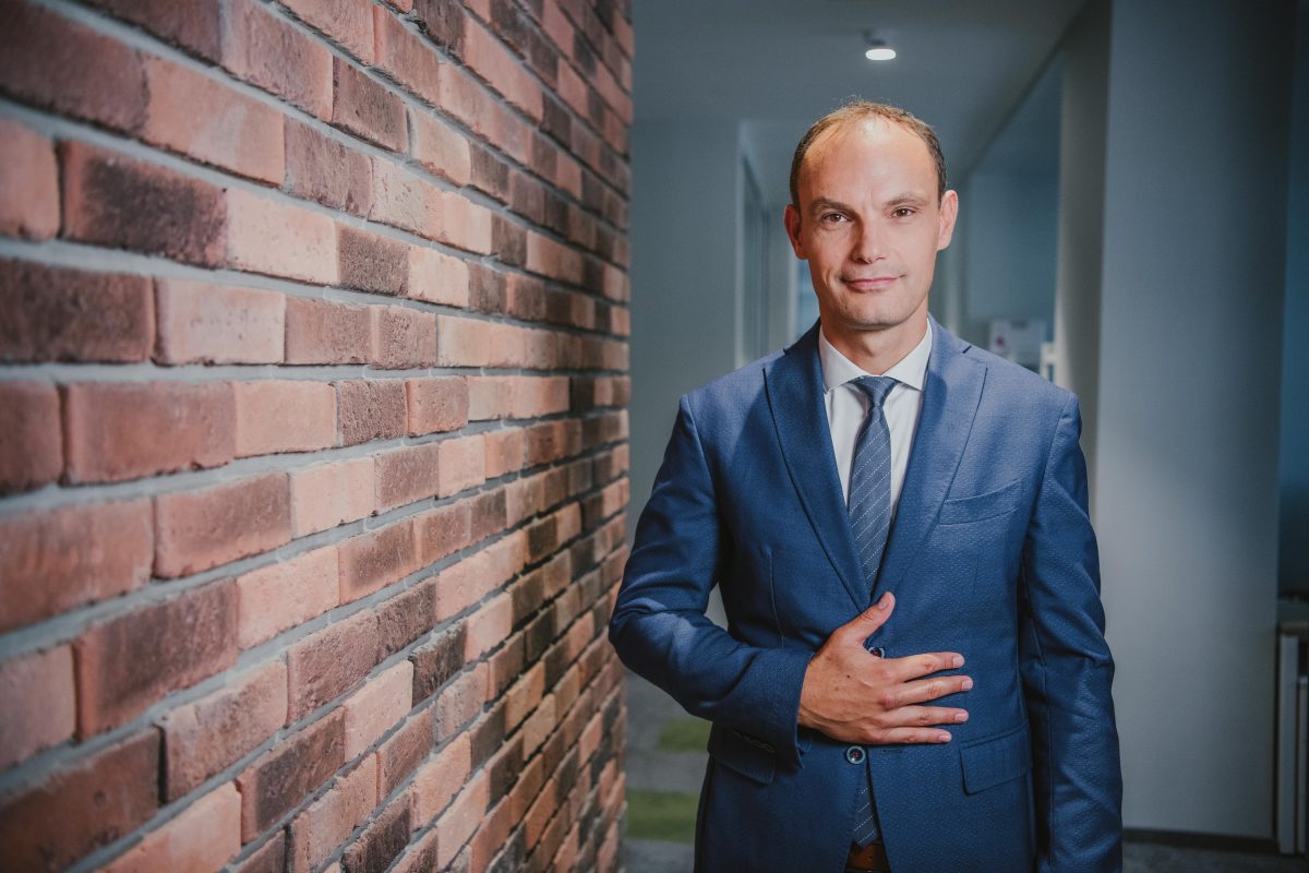 Politični kapital Anžeta Logarja najbolj ogroža Novo Slovenijo