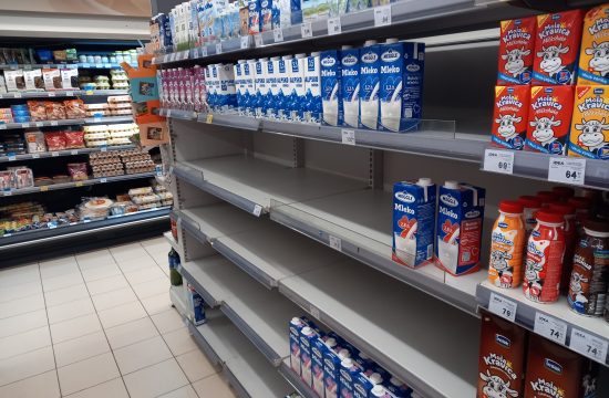 mleko na trgovykih policah v Srbiji