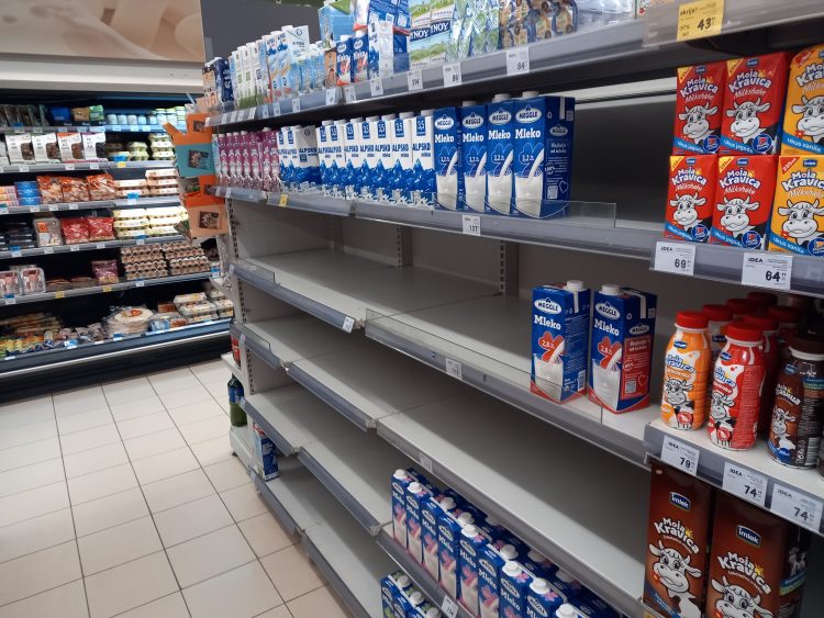 mleko na trgovykih policah v Srbiji