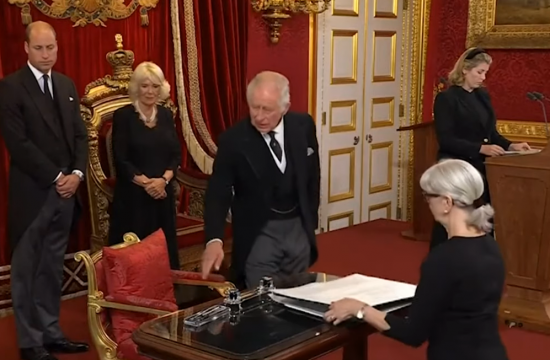 Kralj Karel III. podpisuje razglas za mizo