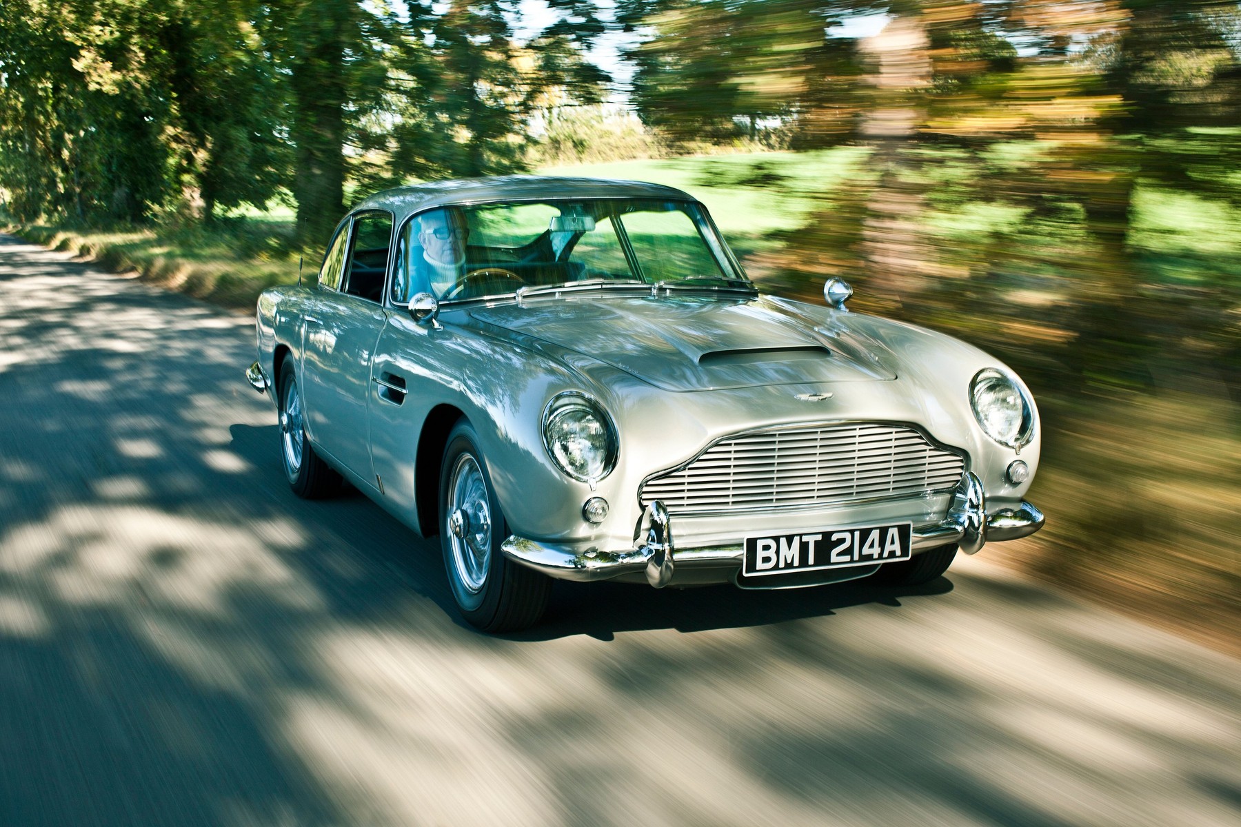 Aston Martin DB5, James Bond