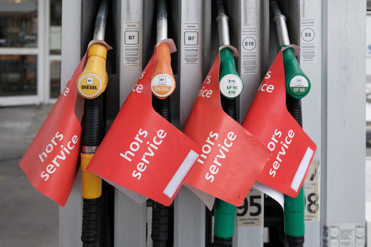 V Franciji prizori, ki smo jih videli tudi mi: zakaj so pred črpalkami vrste?