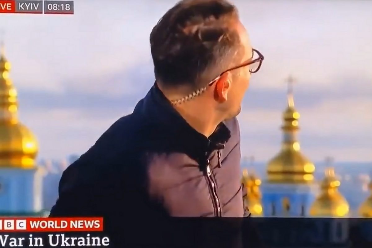 Med poročanjem v živo za novinarjem odjeknila silovita eksplozija (VIDEO)