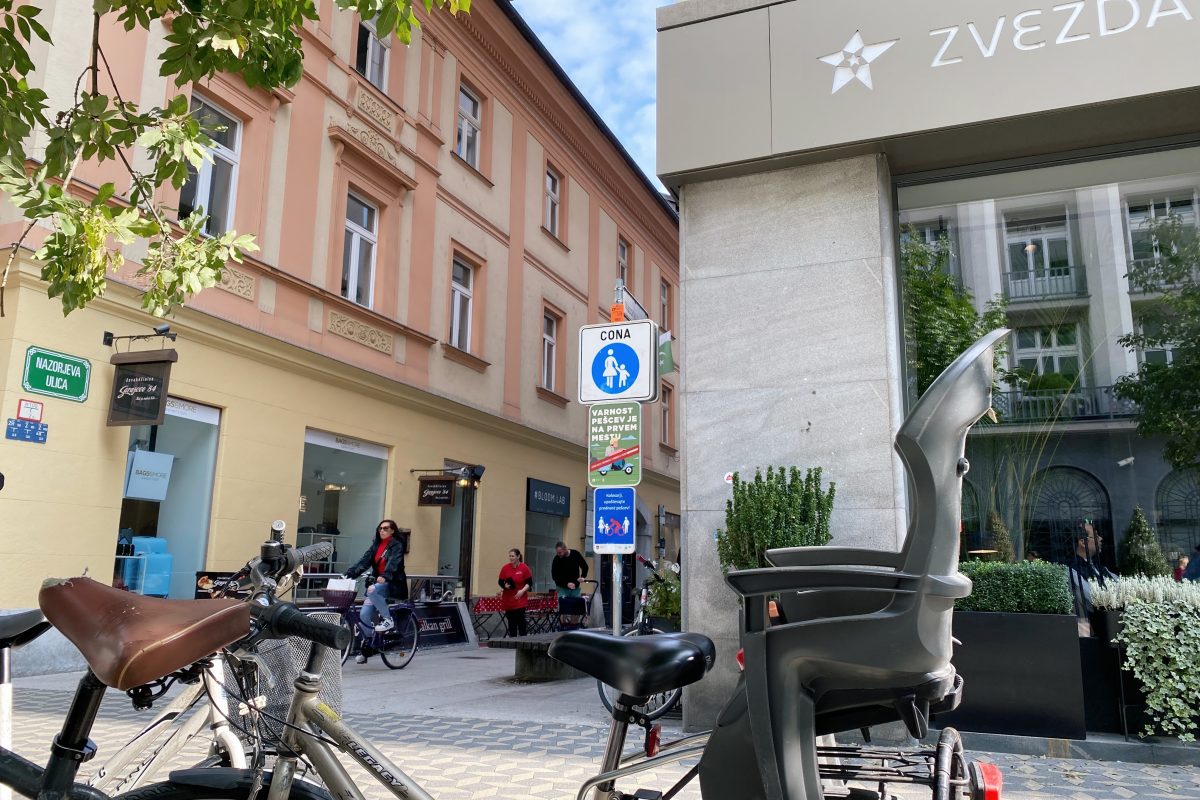 V središču Ljubljane postavili znake, ki prepovedujejo vožnjo z mopedi