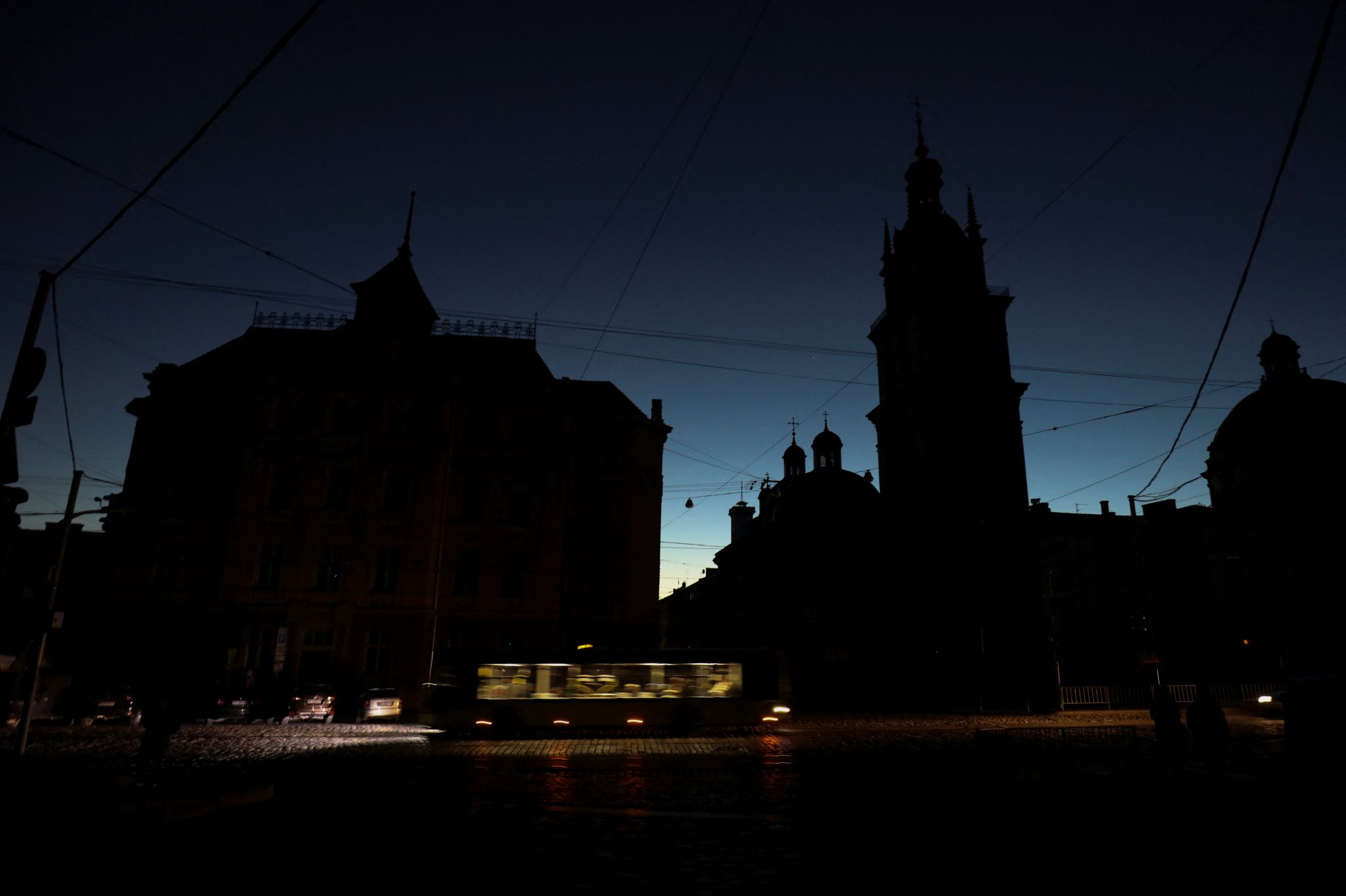 Харьков без света и воды. Город без света. Львов без света. Город в темноте. Львов ночью.
