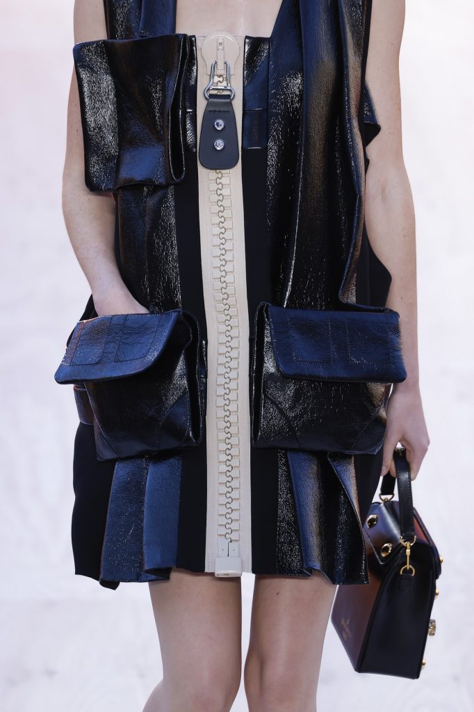 Ogromna zadrga na obleki - Louis Vuitton prevelike detajle prignal