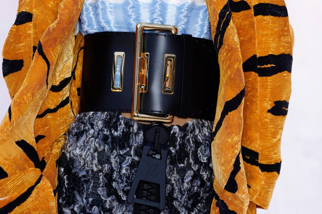 Ogromna zadrga na obleki - Louis Vuitton prevelike detajle prignal