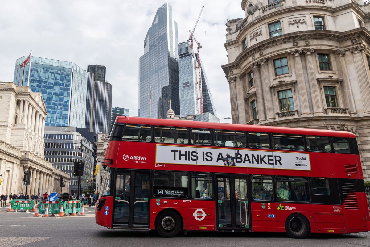 Velika Britanija po ekonomskih napovedih drsi v recesijo