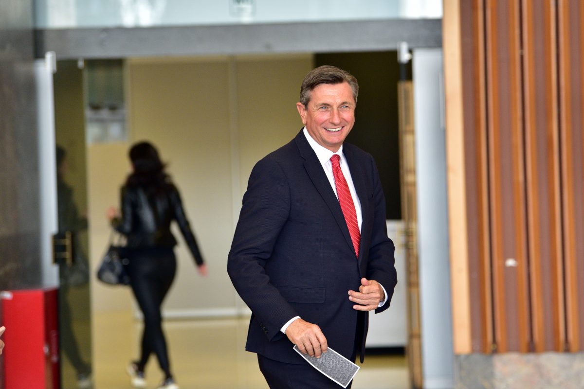 V SD burni odzivi po Pahorjevi napovedi povratka: “Mu je Janša odrekel pomoč?”