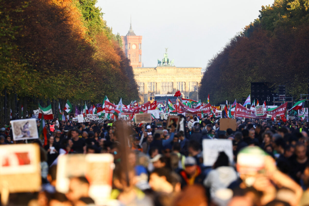 V Berlinu v podporo iranskim protestnikom demonstriralo 80.000 ljudi