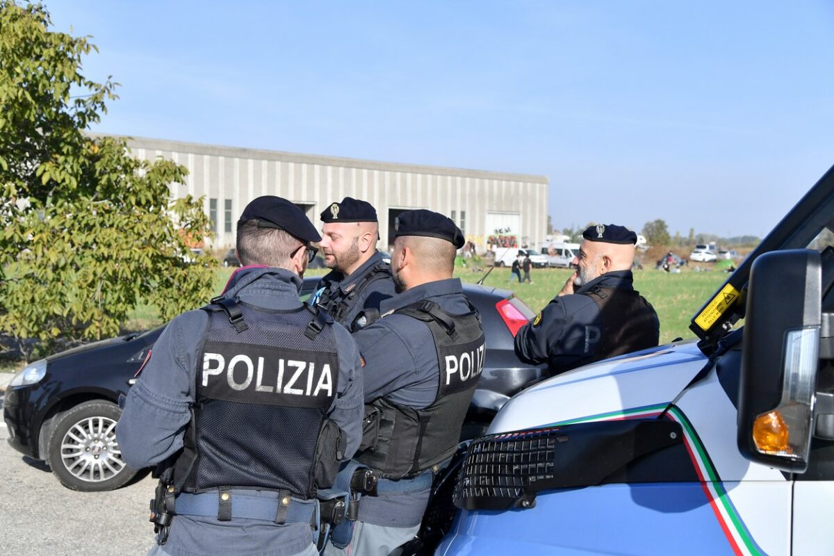 La polizia italiana interrompe un rave illegale con migliaia di visitatori