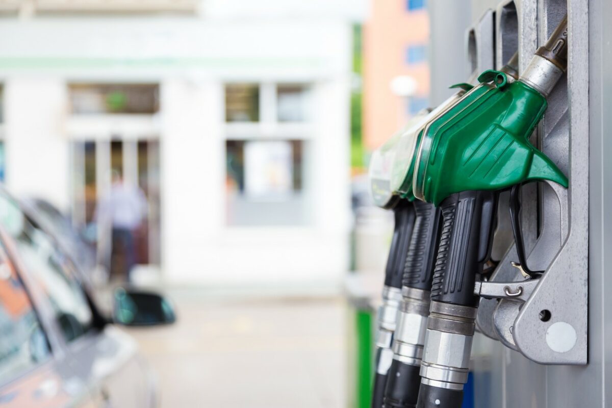 Pred ponovno spremembo cen dizla in bencina: se splača pohiteti ali počakati?