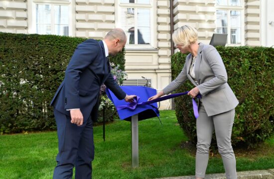 odkritje obeležja kranjske hranilnice