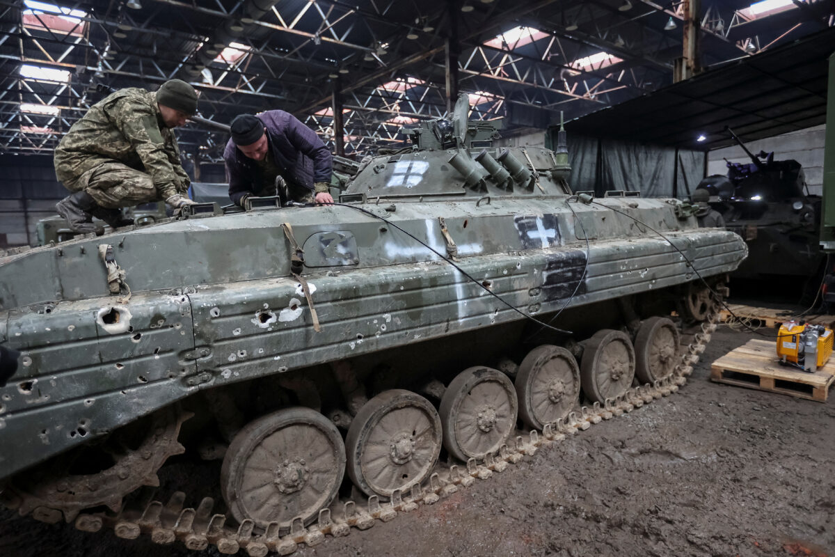 Novi napadi na civilno infrastrukturo, v Ukrajini dodatni sistemi zračne obrambe