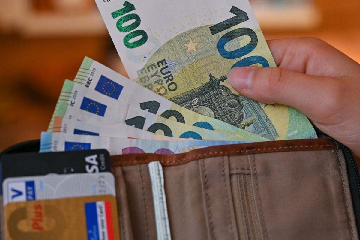 Višje plače v Bruslju: zakaj slovenski evroposlanci nočejo povišice