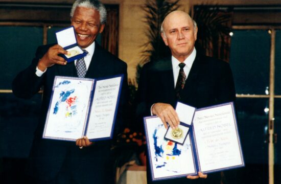 Mandela in de Klerk ob prejemu Nobelove nagrade