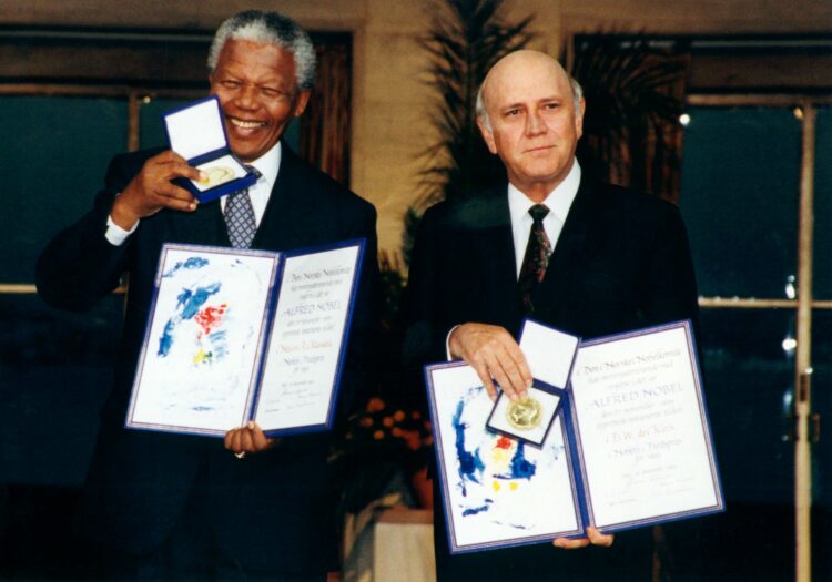 Mandela in de Klerk ob prejemu Nobelove nagrade