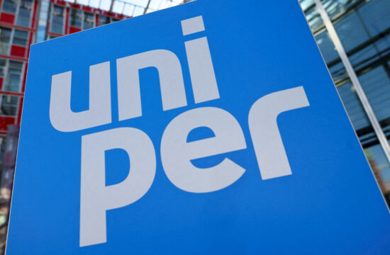 FILE PHOTO: FILE PHOTO: Uniper CEO Maubach addresses the media in Duesseldorf