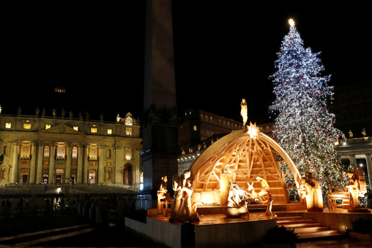 V Vatikanu postavili jaslice in prižgali lučke na božičnem drevesu (VIDEO)