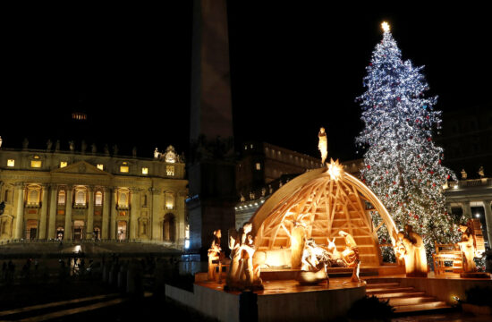 Vatikan jaslice in božično drevo