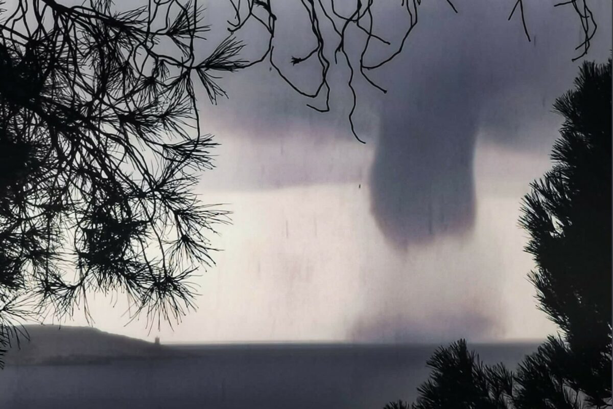 Hudo neurje v Dalmaciji: več zračnih tromb in sodra na Hvaru