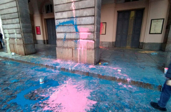 Z barvo zamazana operna hiša La Scala v milanu