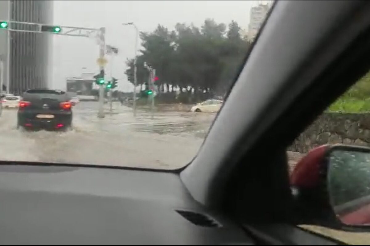 V Splitu poplave, v gorah sneg, najhujše šele prihaja