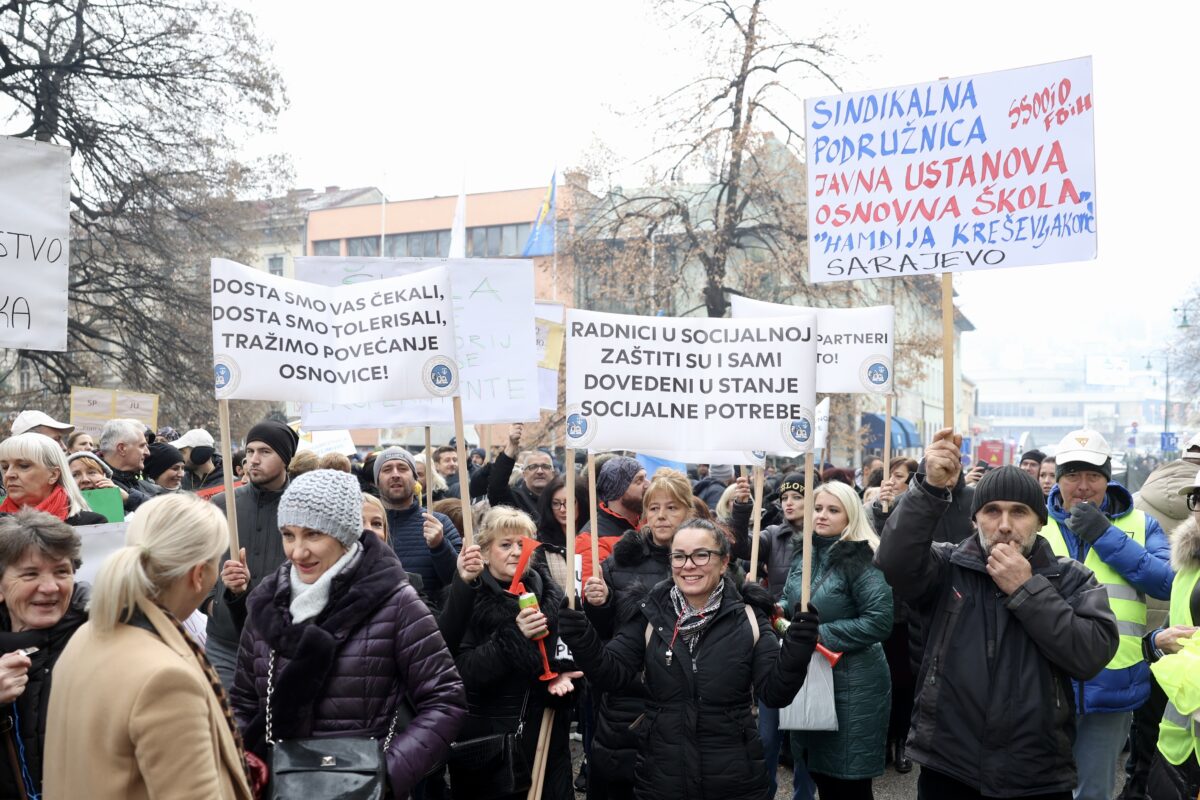 Incident v Sarajevu: protestnik želel napasti predsednika vlade kantona