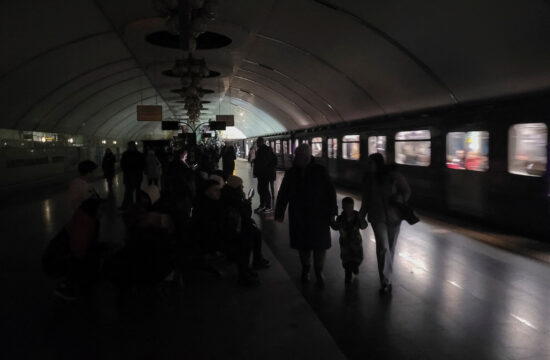 Ljudje v Kijevu se zatekajo na podzemno železnico
