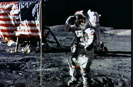 Astronavt Eugene Cernan na Luni salutira ameriški zastavi